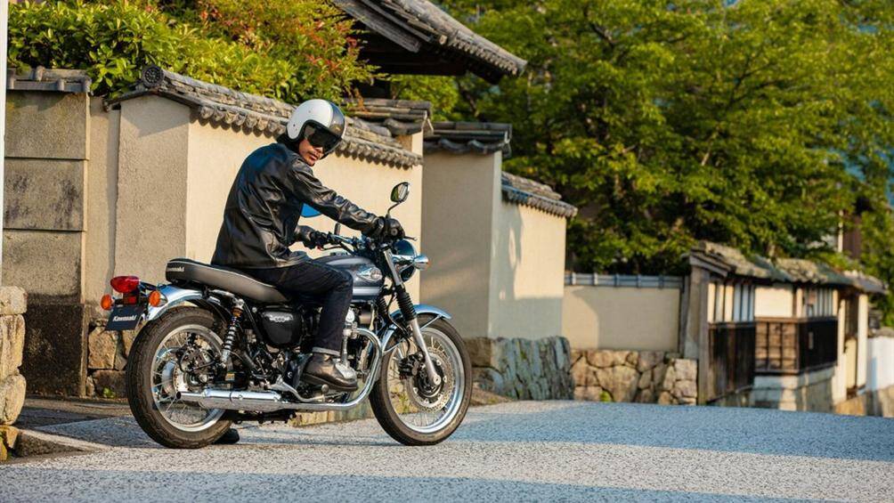8. Kawasaki W800 2023 (giá: 9.999 USD).
