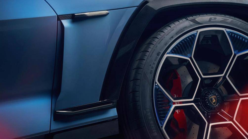 Sợi carbon được sử dụng bên trong có các nguyên tố tái chế PET và thậm chí cả nước để thuộc da được tái sử dụng từ nhà máy dầu ô liu.