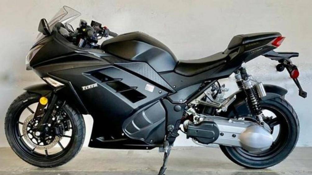 Thân xe bóng bẩy và hệ thống treo ống lồng tiêu chuẩn ở trước và phía sau là giảm shock đôi, hệ truyền động dây cua-roa.