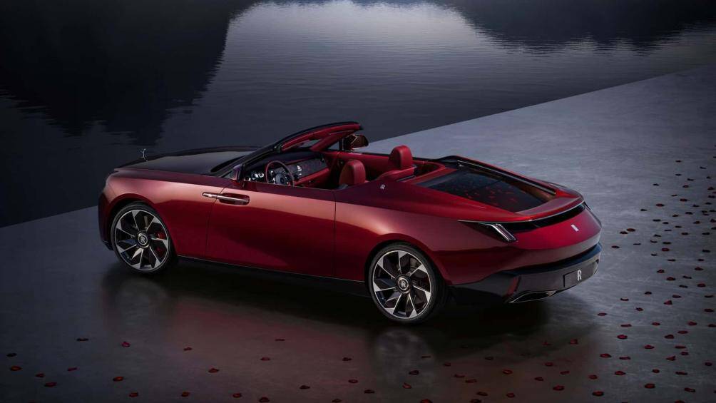 Rolls-Royce Droptail đặc biệt hơn nhờ phần mui cứng làm bằng sợi carbon có thể tháo rời, giúp xe có cả kiểu dáng xe coupe lẫn mui trần.