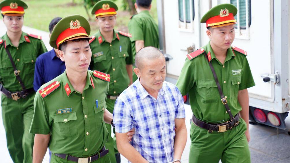 Sáng 25/8, cảnh sát dẫn giải 15 bị cáo trong vụ nâng khống giá cây xanh khi trồng tại Hà Nội ra xét xử.