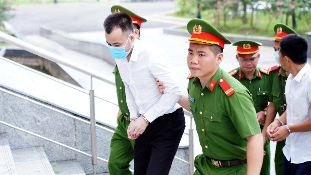 14 bị cáo còn lại cùng hầu tòa về bốn tội danh gồm: Buôn lậu; vi phạm quy định về quản lý sử dụng tài sản Nhà nước gây thất thoát lãng phí; in, phát hành, mua bán trái phép hóa đơn, chứng từ thu nộp ngân sách Nhà nước và thiếu trách nhiệm gây hậu quả nghiêm trọng.