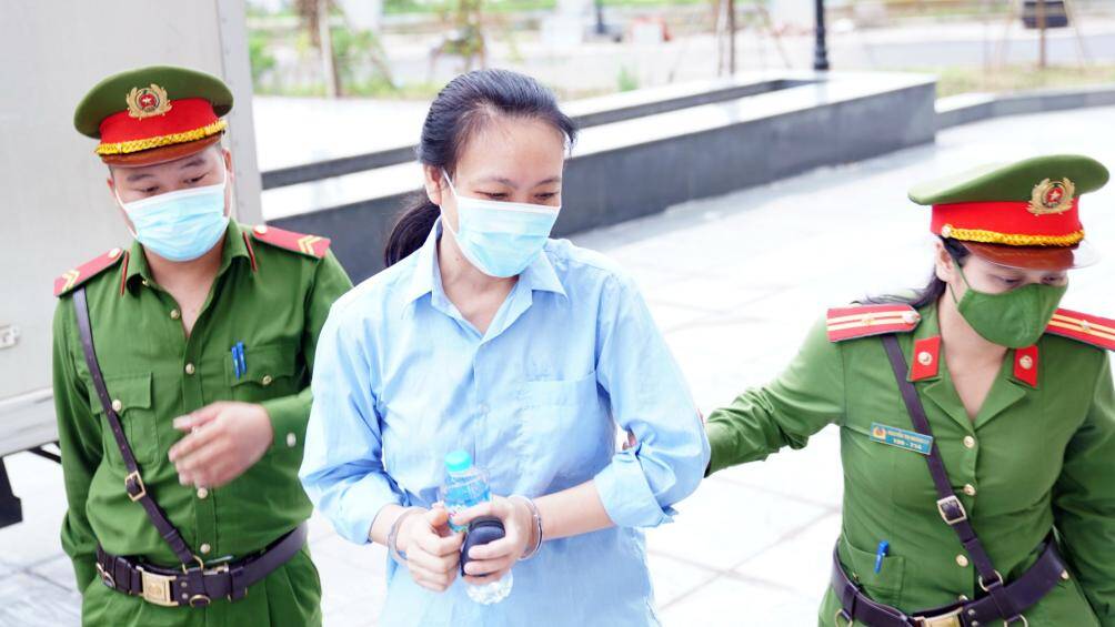 Trong ảnh là bị cáo Bùi Phương Thảo (cựu Kế toán trưởng Công ty TNHH MTV Công viên cây xanh Hà Nội), bị cáo buộc tội danh vi phạm quy định về quản lý, sử dụng tài sản Nhà nước gây thất thoát lãng phí.