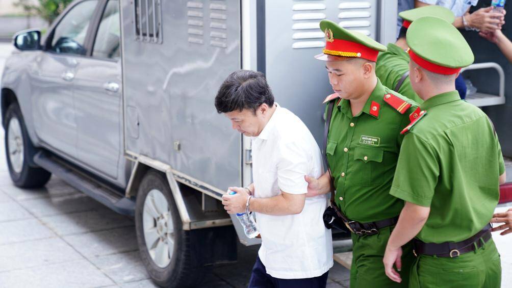 Theo cáo trạng, Công ty Sinh Thái Xanh đã ký 6 hợp đồng với Ban Duy tu. Sau đó, các bị cáo nâng khống giá cây để thu lợi cá nhân. Thông qua các hợp đồng, các bị cáo gây thiệt hại cho ngân sách Nhà nước 34 tỷ đồng.