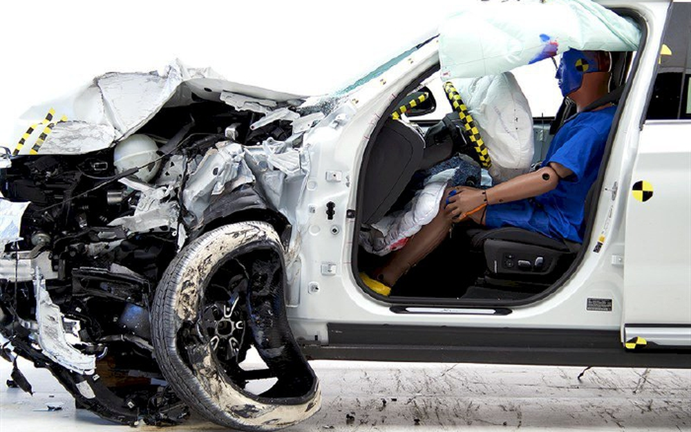 Vì sao ô tô thường gãy trục bánh xe khi gặp tai nạn?