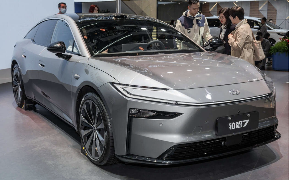 Toyota bZ7 kích thước gần bằng Mercedes S-Class, chạy điện 710km