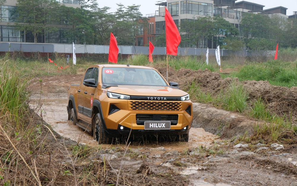 Chênh 200 triệu đồng, hai phiên bản Toyota Hilux hơn gì nhau?