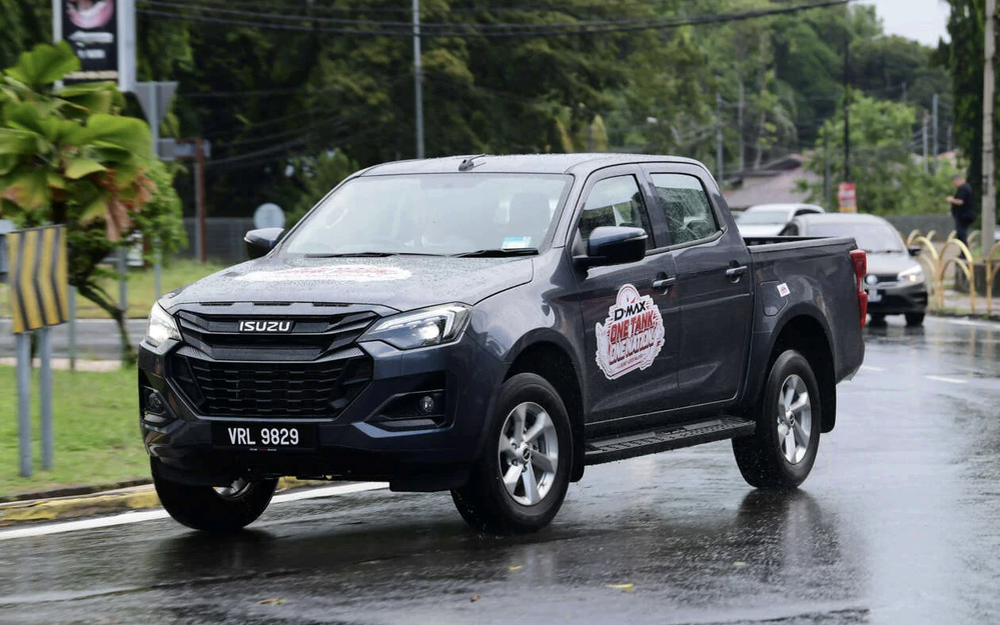 Thay động cơ mới, Isuzu D-Max đi được hơn 1.600km với một bình dầu