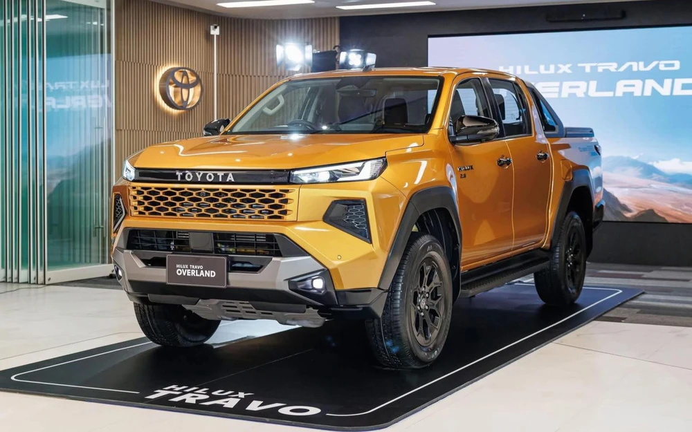 Vượt qua Ford Ranger, Toyota Hilux dẫn đầu phân khúc xe bán tải