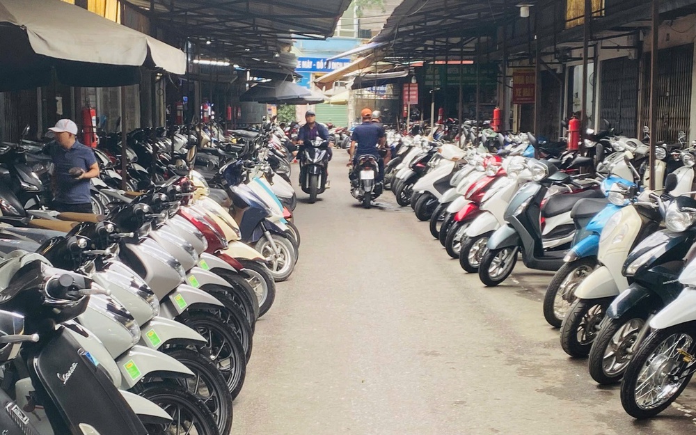 Chợ xe máy cũ lớn nhất Hà Nội: Người bán nhiều hơn người mua
