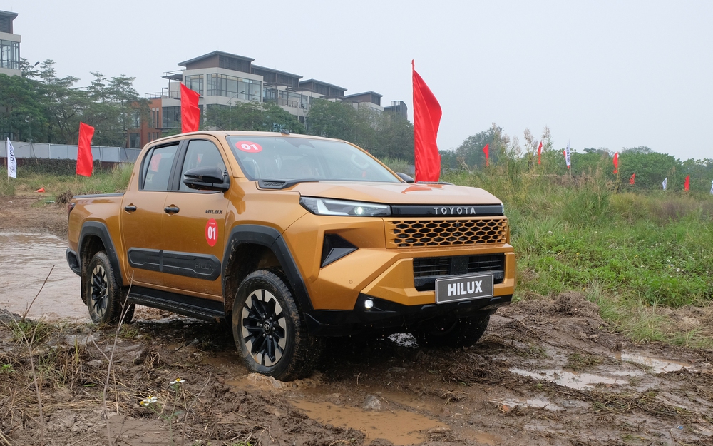 Vì sao Toyota Hilux để mất vị trí "ngôi vương" phân khúc bán tải?