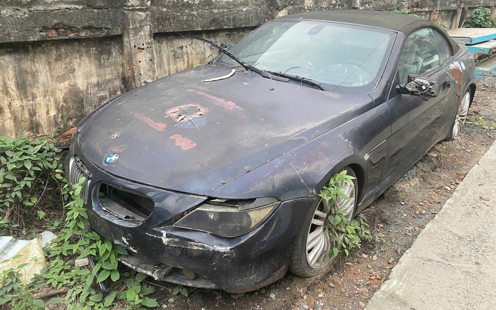 Những chiếc xe sang tiền tỷ bị bỏ quên trên phố