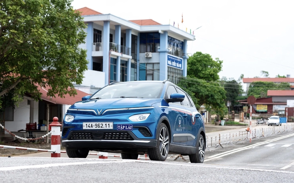 Học lái xe ô tô điện khác gì xe xăng?