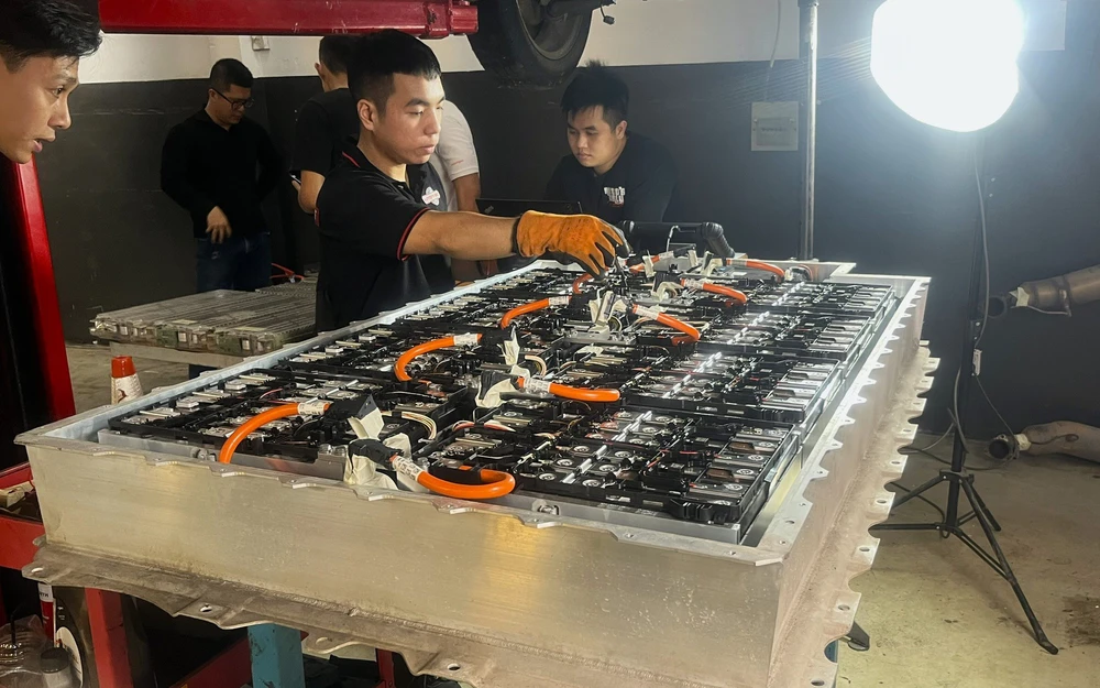 Thay pin ô tô điện ngoài hãng, rẻ hơn nhưng rủi ro tiềm tàng
