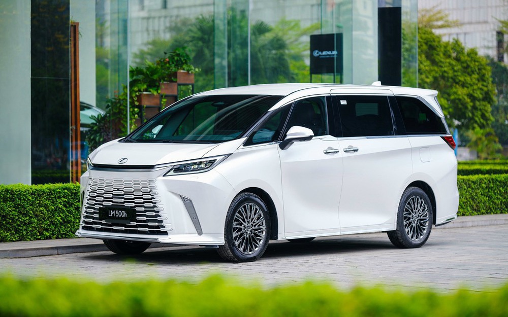 Xe sang Lexus LM 500h giảm giá 320 triệu đồng