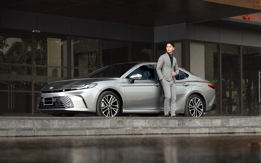 Toyota Camry hybrid giảm giá 140 triệu đồng