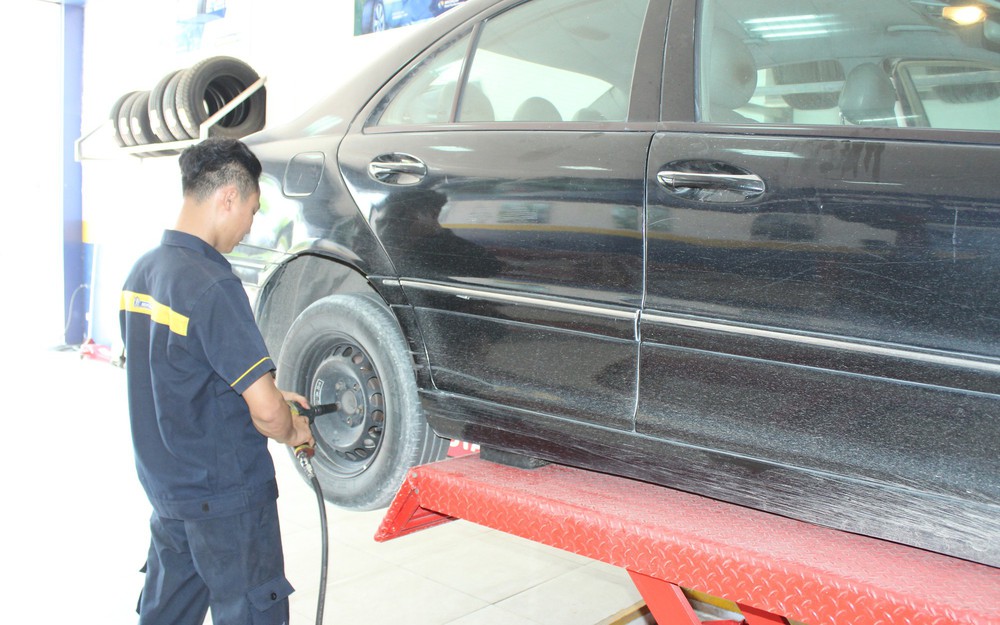 Ham rẻ thay lốp ô tô cũ, chủ xe có thể trả giá đắt