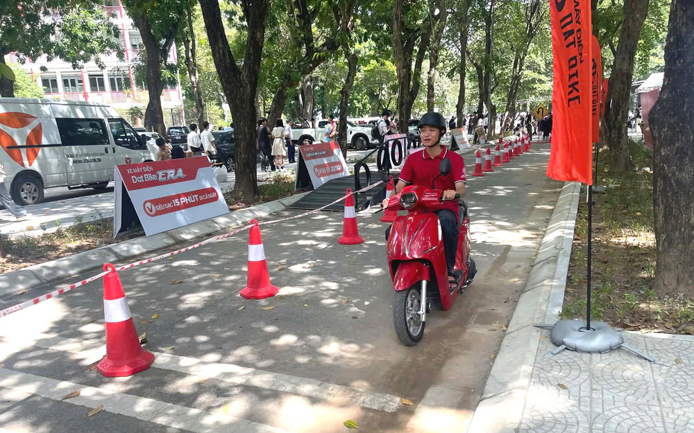 Sôi động đường lái thử xe máy điện tại Festival Tân sinh viên chuyển đổi xanh