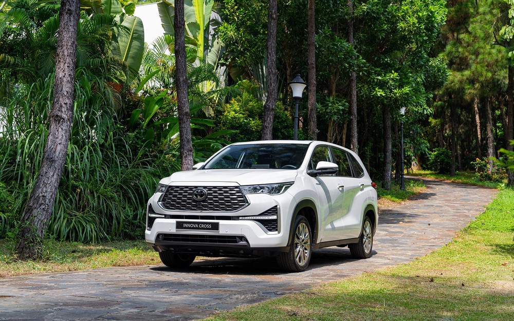 Toyota Innova Cross giảm giá sâu, chỉ từ 685 triệu đồng