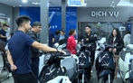 Giá xăng biến động mạnh, người dân rục rịch đổi xe điện