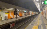 Thanh niên Hong Kong nhảy qua 2 ke ga tàu điện như diễn xiếc