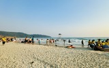 Du khách ken cứng trên bờ, bãi biển ở Quảng Ninh 2 ngày đầu dịp nghỉ lễ