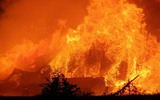 Cháy dữ dội kèm theo nhiều tiếng nổ tại kho hàng ở Bình Dương