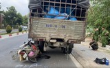 Bản tin TNGT 29/4: Một phụ nữ đi xe máy tử vong tại chỗ sau cú tông mạnh vào đuôi xe tải