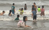 Nắng nóng trên 40 độ, hàng nghìn người tắm các bãi biển tự phát ở Thanh Hóa