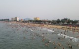 Nắng như đổ lửa, hàng vạn người tìm về bãi biển đẹp nhất Hà Tĩnh giải nhiệt