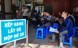 Hà Nội: Người dân ùn ùn đi cấp đổi GPLX