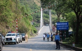 Lập chốt điều tiết xe tải trọng nặng qua cầu Đắkrông