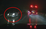Ô tô liều lĩnh phóng ngược chiều trên cao tốc trong đêm, suýt gây tai nạn