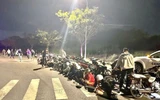 Xử lý nhóm thanh thiếu niên tụ tập gây mất trật tự giao thông, tạm giữ hàng chục xe máy
