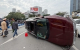 Hà Nội: Ô tô Santa Fe lật nghiêng giữa đường sau va chạm, may mắn không ai bị thương