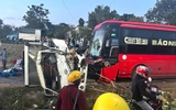 Đắk Lắk: Xe khách tông xe tải lật nghiêng giữa đường khiến cặp vợ chồng bị thương