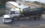 Không giảm tốc độ qua ngã tư, ô tô con bị xe bồn húc văng xuống rãnh