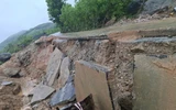 Quảng Ngãi: Mưa lớn gây sạt lở, bẻ gãy 1/2 làn đường liên xã