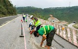 Xử lý vết nứt mặt đường, đảm bảo giao thông quốc lộ 1 qua Đèo Ngang