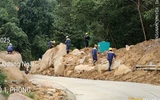 Nổ mìn phá nhiều tảng đá chắn ngang tỉnh lộ sau sạt lở núi