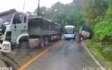 Xe khách vượt ẩu trên đường đèo khiến xe tải lao xuống mương