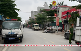 Ô tô 29 chỗ va quệt loạt xe máy đỗ dưới lòng đường, một bé gái tử vong
