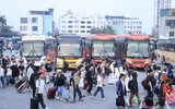 Người dân nườm nượp về quê, bến xe Thủ đô sẵn sàng đón lượng khách tăng hơn 300%