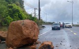 Mưa lớn gây ngập úng, sạt lở chia cắt giao thông, tàu cá gặp nạn trên biển