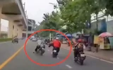 Khoảnh khắc nam thanh niên dùng chân đạp ngã người đi xe máy giữa đường gây phẫn nộ