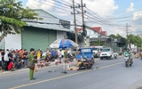 Bình Dương: Xe tải va chạm xe máy, 2 người thương vong