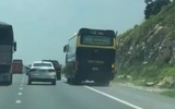 Video: Xe khách chạy vào làn khẩn cấp, tạt đầu ô tô trên cao tốc Phan Thiết - Dầu Giây