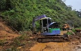 Quảng Ngãi: Mưa lũ gây sạt lở nghiêm trọng, giao thông chia cắt
