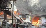 TP.HCM: Dãy nhà gần chợ bốc cháy ngùn ngụt, tiểu thương hoảng loạn di dời hàng hóa