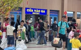Ga tàu tấp nập người về TP.HCM, sân bay Tân Sơn Nhất đón lượng khách lớn